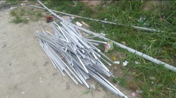 Barras de alumínio amassadas foram encontradas do lado de fora da obra - Divulgação/Prefeitura de Bertioga