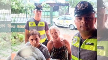 “Verdadeiros anjos”, disse a avó da bebê, se referindo aos dois policiais - Divulgação/SSP-SP