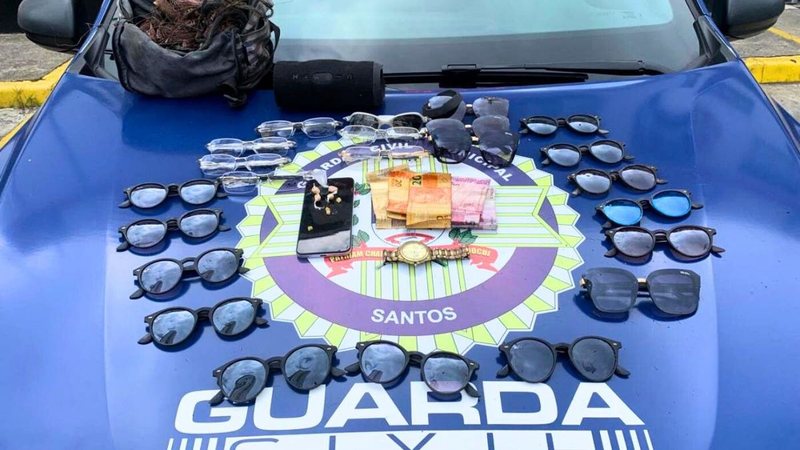 Entre os itens furtados, estavam diversos óculos - Divulgação/Prefeitura de Santos