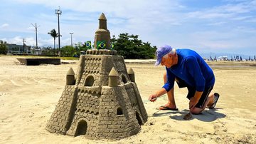 Luiz já chegou a ficar 8 horas esculpindo um castelo de areia - Thomas Henry