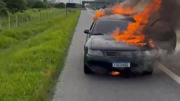 Bombeiros apagaram o fogo, mas o veículo já havia sido destruído - Arquivo pessoal / Vinicius Blank