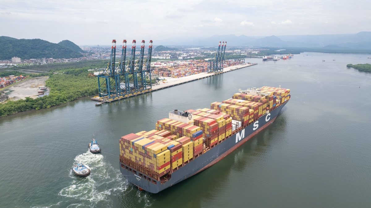 Navio entrando no porto de Santos