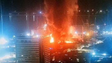 Incêndio aconteceu na madrugada de hoje na região central de Santos - Reprodução/Praticagem de Santos