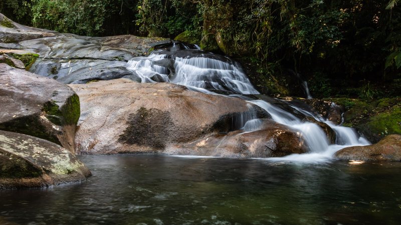 Banho no Poço do Limão permite contemplação de cenário idílico de rochas, queda d’água e árvores - Raphael Campos