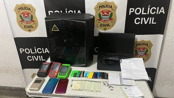 Diversos documentos e equipamentos eletrônicos foram apreendidos; ninguém foi preso - Divulgação Polícia Civil