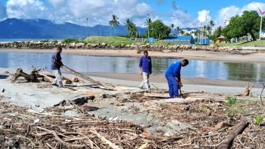 Equipes retiram resíduos despejados nas praias - Prefeitura de Caraguatatuba
