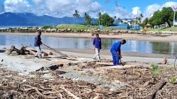Equipes retiram resíduos despejados nas praias - Prefeitura de Caraguatatuba