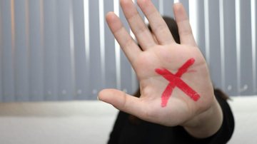 Campanha do sinal vermelho contra violência doméstica - Reprodução/VGN