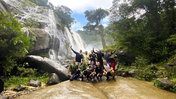 Grupo de São José dos Campos em visita à cachoeira,  entre mais procuradas do estado - Rebeca Freitas