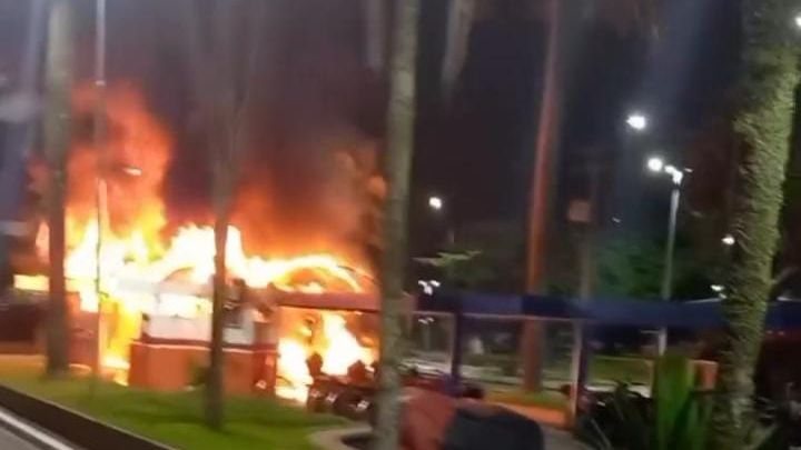 Incêndio destruiu base do Samu na orla de Santos - Reprodução/Internet