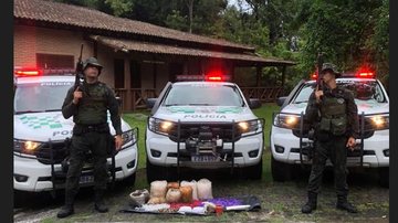 Policiais encontraram drogas enterradas em Parque Estadual, em São Vicente - Divulgação/SSP