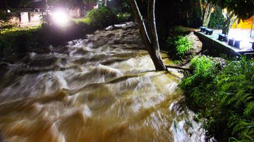 Rio do Ouro, um dos atingidos pela força da chuva, que se concentrou nas cabeceiras da serra - Reginaldo Pupo