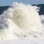 Imagem mostra uma onda forte e volumosa a rebentar na famosa Praia da Sununga, localizada em Ubatuba, no litoral norte de São Paulo.