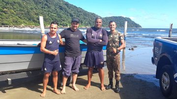 Encontro do pescador com a equipe da Guarda Costeira foi marcado por muita emoção - Divulgação/Prefeitura de Praia Grande