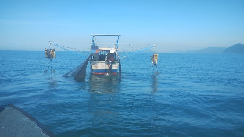 Embarcação com rede de arrasto de camarão, em Bertioga - Divulgação/Polícia Ambiental