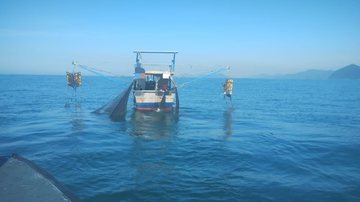 Embarcação com rede de arrasto de camarão, em Bertioga - Divulgação/Polícia Ambiental
