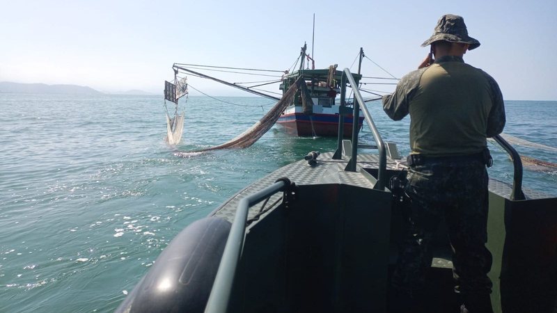 Dois homens foram autuados em R$12 mil por pesca ilegal de camarão - Divulgação/SSP