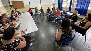 Solange Freitas conversa com funcionários da escola - Assessoria Parlamentar