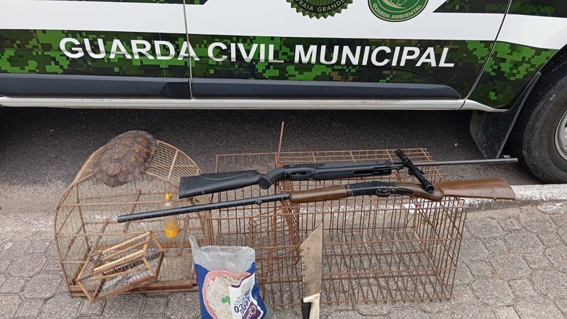 Munições, armas e gaiolas também foram apreendidas nas construções - Divulgação/Prefeitura de Praia Grande