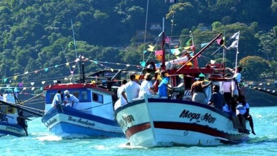 Pescadores participam de procissões terrestre e marítima durante cerimônia 'Barcos ao Mar' - Divulgação/PMC