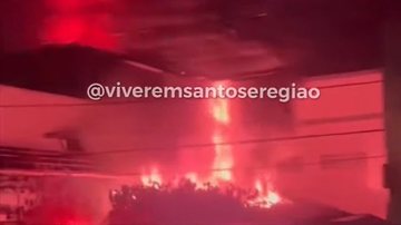 Fogo consome residência abandonada em São Vicente - Reprodução TV Cultura Litoral
