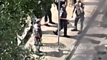 Policiais atendem a ocorrência na avenida Doutor Moura Ribeiro - Reprodução TV Cultura Litoral