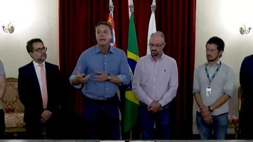 O prefeito Rogério Santos e representantes das empreses durante a assinatura do termo - Reprodução TV Cultura Litoral