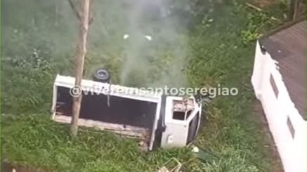 Caminhão ficou tombado; motorista foi socorrido com ferimentos - Reprodução TV Cultura Litoral