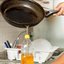 Descarte incorreto de óleo de cozinha pode contaminar a água e o solo - Getty Images/iStockphoto