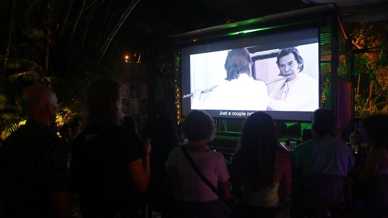 Projeto leva exibição de filmes e debates a espaço público em Ilhabela