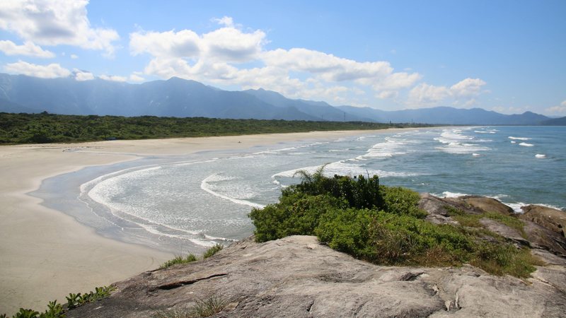 Canto do Itaguá, na praia de Boraceia, atrai turistas pela vista deslumbrante