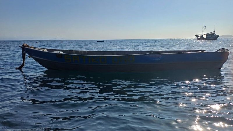 Embarcação utilizada por pescadores desaparecidos é localizada em Ilhabela