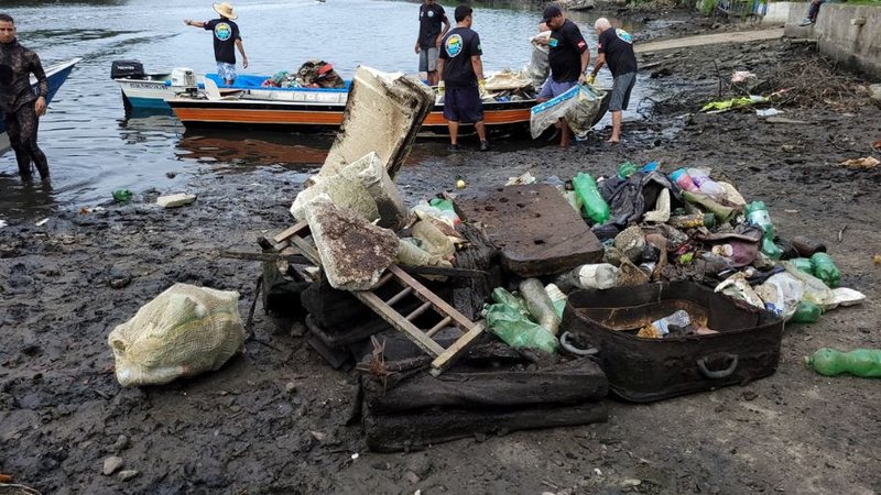 Projeto Salvamar remove 15 toneladas de lixo do rio Mariana, em São Vicente