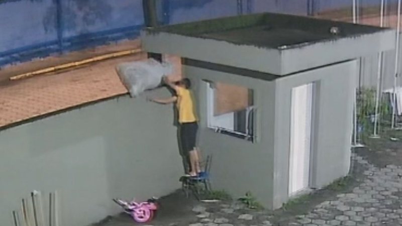 Homem foi flagrado pulando muro de cooperativa, em Cubatão. - Divulgação/ Polícia Civil