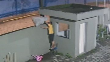 Homem foi flagrado pulando muro de cooperativa, em Cubatão - Divulgação/ Polícia Civil