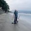 Aos 91 anos, Djalma Guimarães sai todas as tarde de casa, para caminhar e limpar a praia - Estéfani Braz
