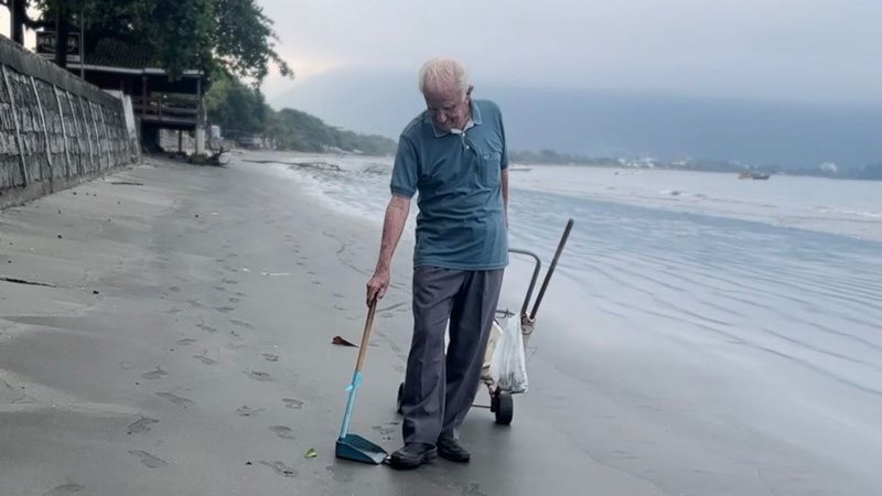 Aos 91 anos, ele recolhe lixo enquanto caminha pela praia do Itaguá, em Ubatuba