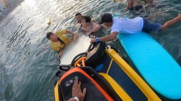 Casal estava sendo levado pela forte correnteza, no Guarujá - Divulgação/Polícia Ambiental Marítima