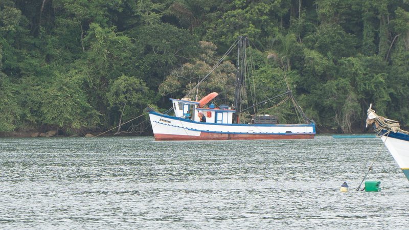 Acidente em barco de pesca de camarão deixa pescador em estado grave