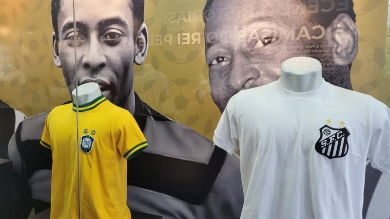 Exposição no Museu Pelé exibe camisas do Rei do Futebol