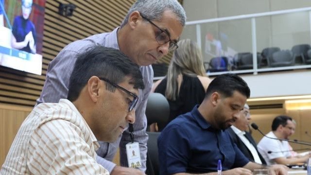 Vereadores durante a sessão na tarde de ontem - Câmara Municipal de Santos