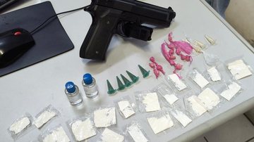 Drogas e simulácro de arma foram apreendidos com o suspeito, no bairro Vista Linda - Divulgação/Prefeitura de Bertioga