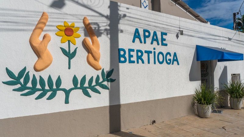 O cardápio e o serviço serão desenvolvidos pela equipe da Apae Bertioga, pais de atendidos e voluntários - Reprodução/Prefeitura de Bertioga