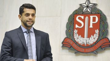 Caio França realizando um discurso durante sessão na Alesp - Arquivo CN