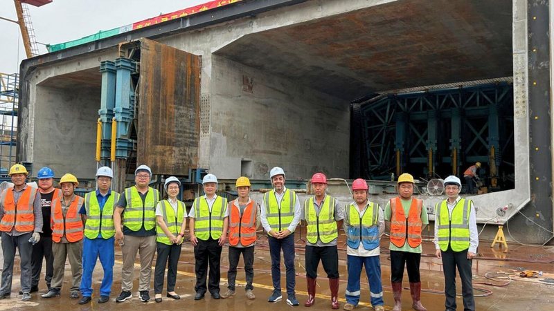 Pomini e operários chineses responsáveis pela construção do túnel em Guangzhou - APS