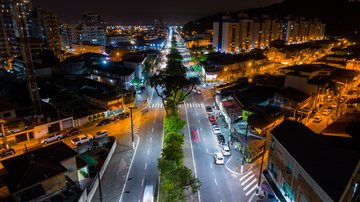 Avenida Marechal Mallet antigamente possuía um corredor de eucaliptos Avenida Marechal Mallet: Conheça a via mais charmosa de Praia Grande Foto em preto e branco da avenida Marechal Mallet ainda com eucaliptos - Reprodução/Prefeitura de Praia Grande