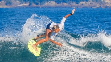 Surfista Carol Bastides em ação na praia da Baleia - Erik Medalha