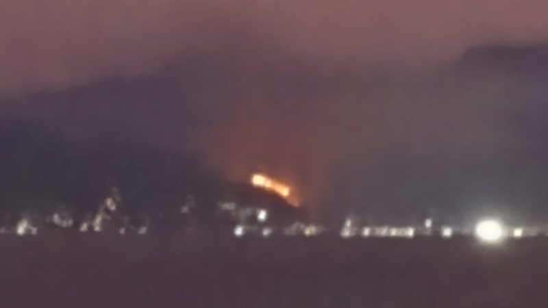 Incêndio em Ilhabela observado da praia do Centro, em Caraguatatuba - Reprodução/redes sociais