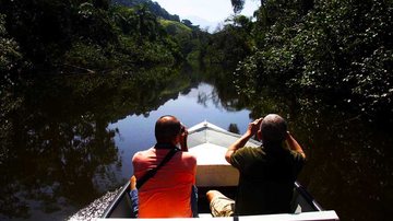 Turistas durante passeio de barco pelo rio Una, em São Sebastião - Reginaldo Pupo