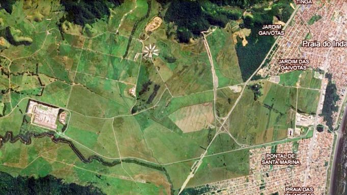 Vista  da área na qual estava planejada a construção do aeroporto internacional do litoral norte, em Caraguatatuba - Reprodução/Google